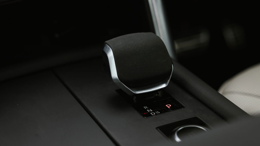 Land Rover Discovery interior gear stick