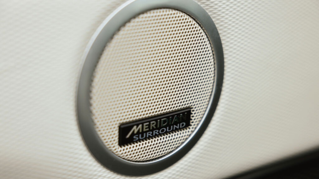 Land Rover Discovery interior speakers