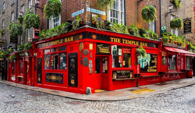 Corner view Temple bar pub, Dublin - Irish Tourism
